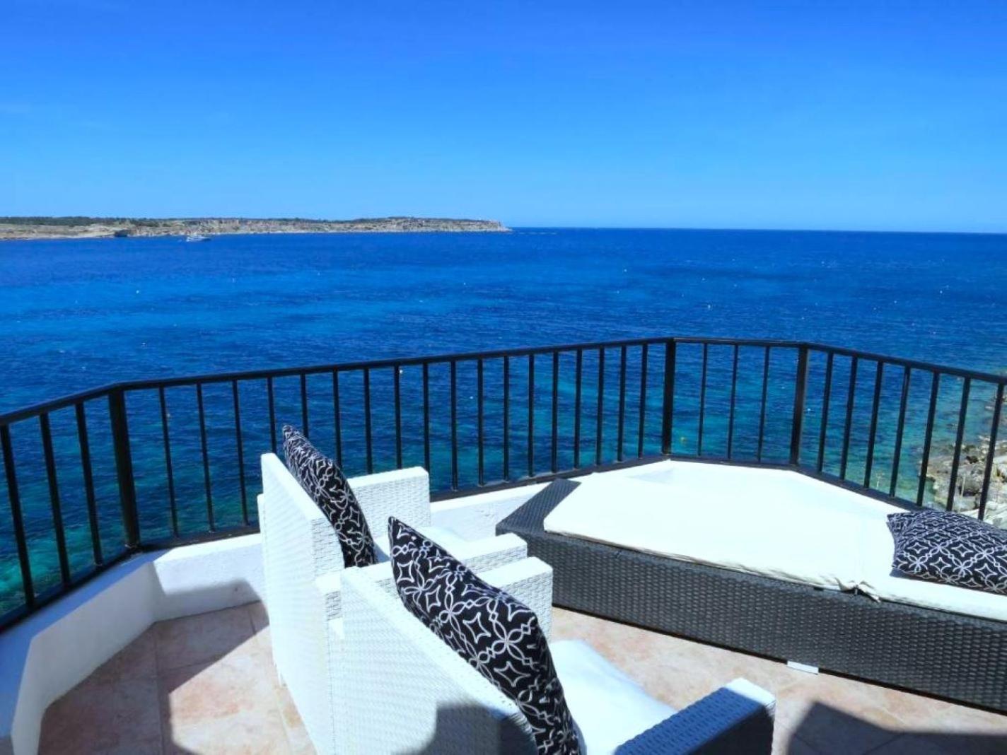 Seafront Apartment Terrace, Lounger & Panoramic Ocean Views Mellieħa Buitenkant foto