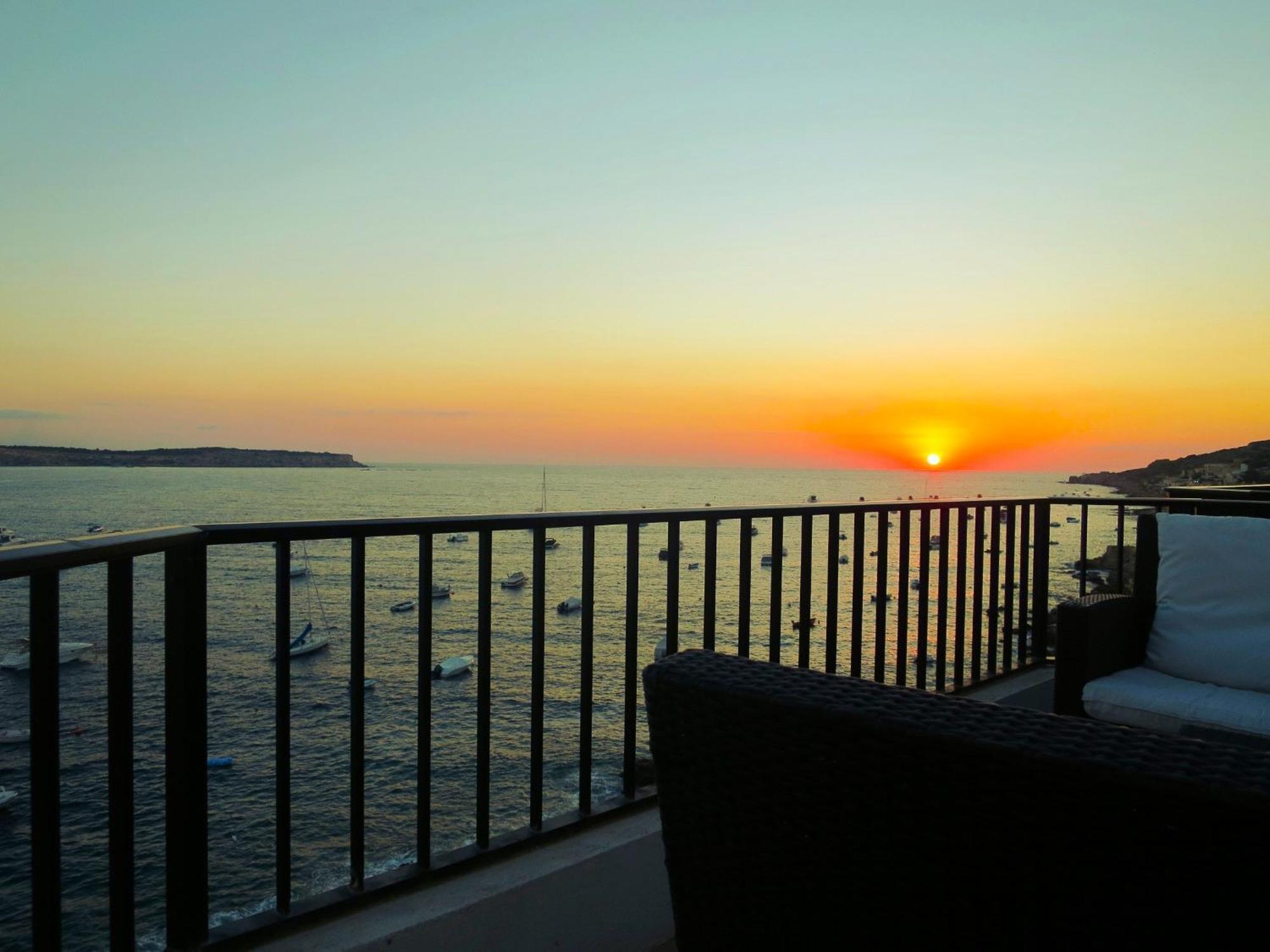 Seafront Apartment Terrace, Lounger & Panoramic Ocean Views Mellieħa Kamer foto