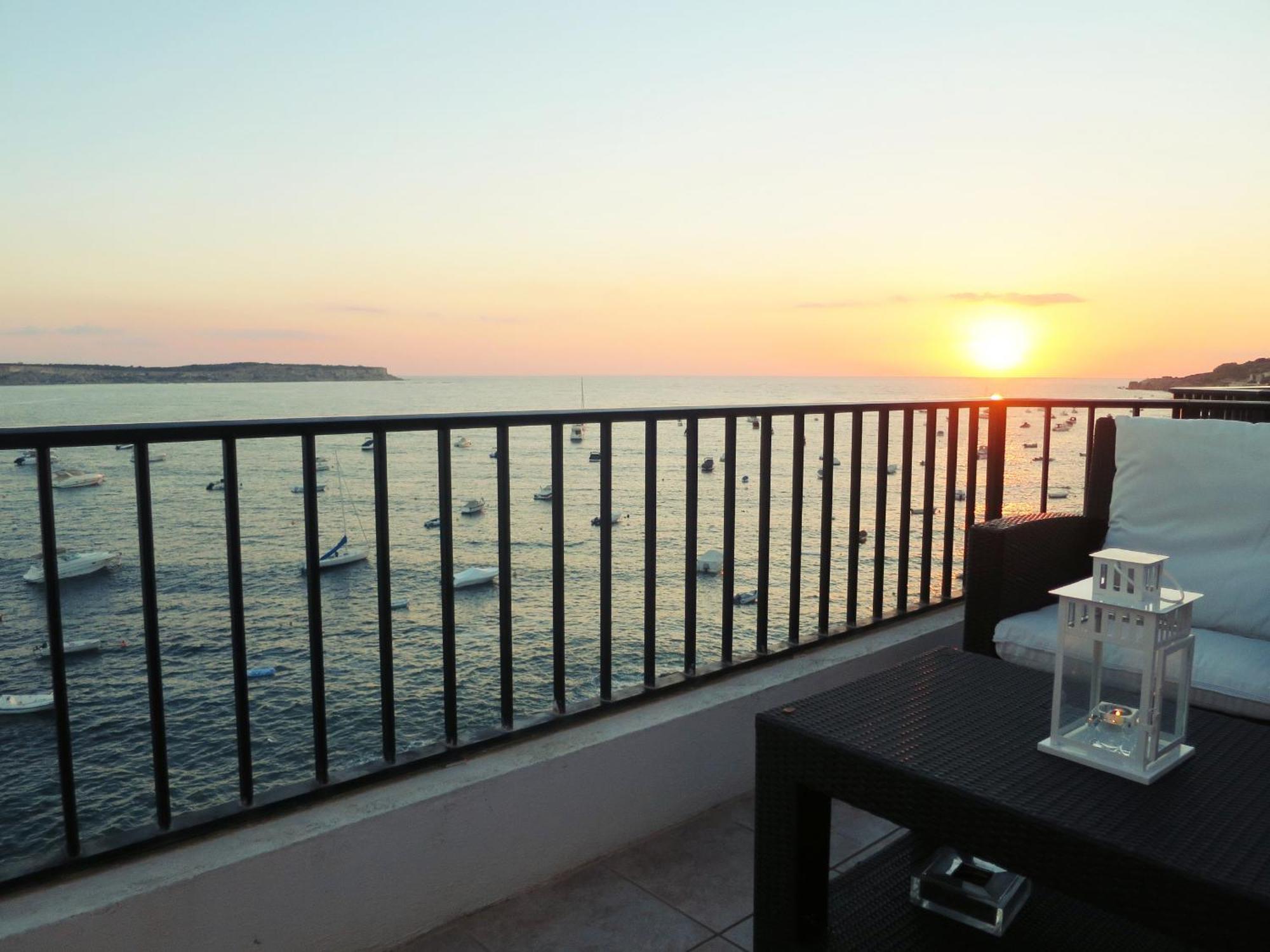 Seafront Apartment Terrace, Lounger & Panoramic Ocean Views Mellieħa Buitenkant foto
